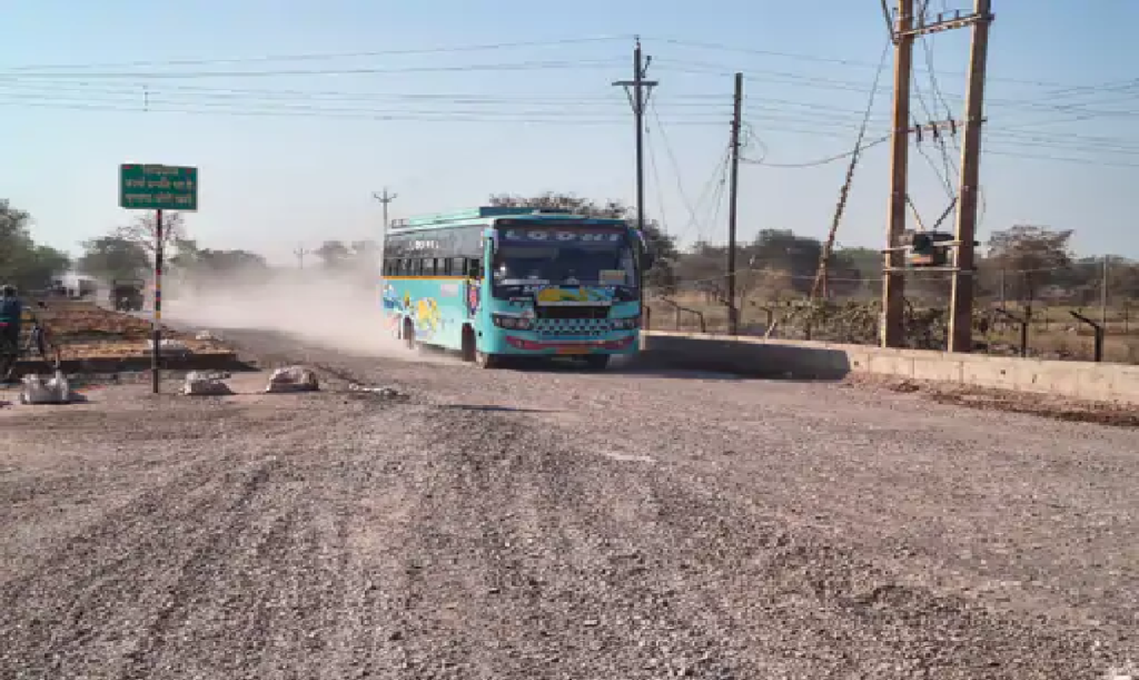 राजनांदगांव : जिले में डामर की सप्लाई थमी, कीमत 50% तक बढ़ी, सड़कों के निर्माण-पैचवर्क पर ब्रेक…