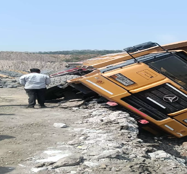 CG: खदान में डंपर पलटा, सुरक्षा व्यवस्था पर सवाल …