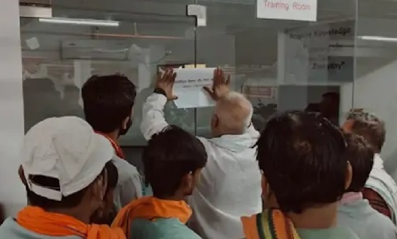 CG : पार्किंग की मनमानी पर निगम सख्त: तीन प्रतिष्ठानों की पार्किंग सील ….