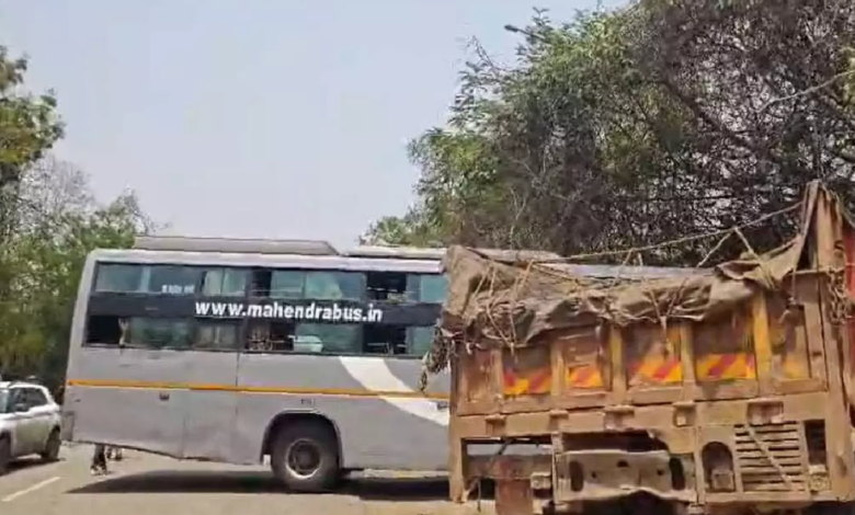 CG : रफ्तार का कहर: NH-30 पर बस-ट्रक में भिड़ंत, हादसे में एक दर्जन से अधिक यात्री जख्मी …