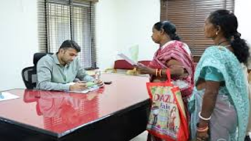 CG : कलेक्टर ने सुनी आमजन की समस्याएं, कई प्रकरणों का मौके पर समाधान ...