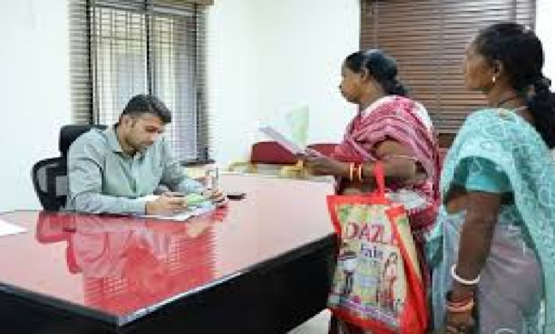 CG : कलेक्टर ने सुनी आमजन की समस्याएं, कई प्रकरणों का मौके पर समाधान ...