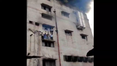 CG : जब आग और धुएं के गुबार के बीच कर्मचारी बचने के लिए खिड़की से बाहर निकले…देखें मंजर …