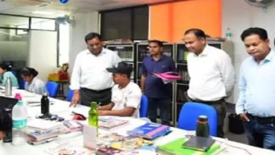 CG : बस्तर कमिश्नर डोमन सिंह ने गारमेंट फैक्ट्री व केन्द्रीय ग्रंथालय का किया निरीक्षण …