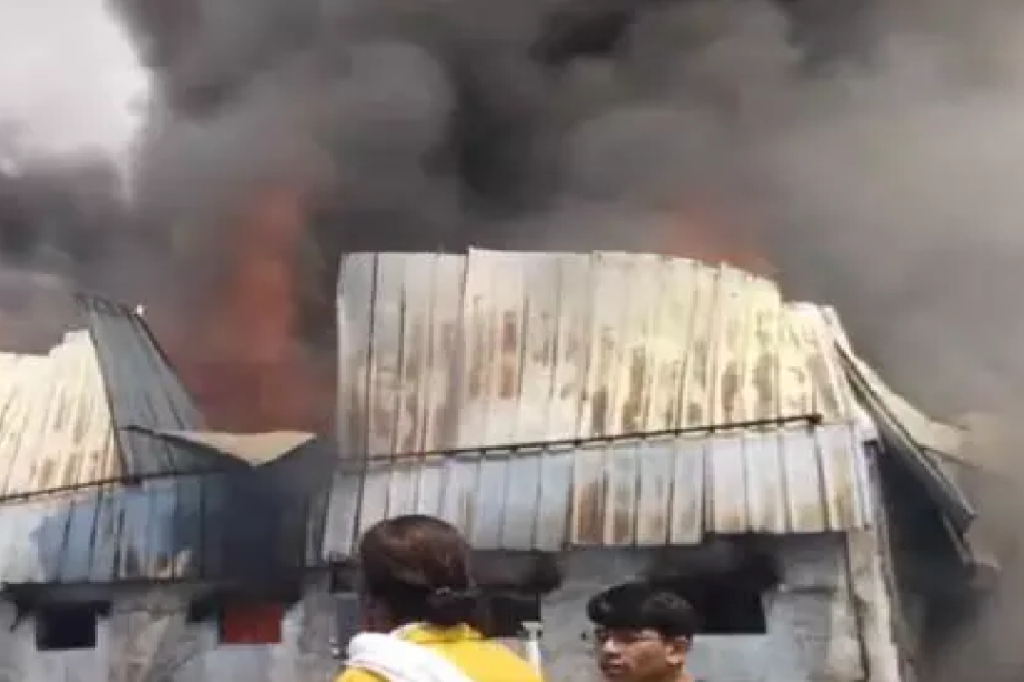 CG : प्लास्टिक और पटाखा दुकान में लगी भीषण आग, आसपास के लोग घर छोड़कर भागे …