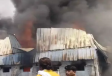 CG : प्लास्टिक और पटाखा दुकान में लगी भीषण आग, आसपास के लोग घर छोड़कर भागे …