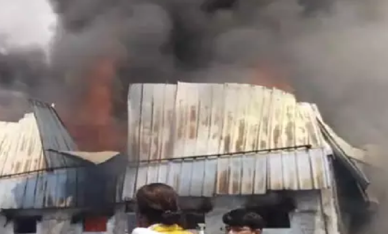 CG : प्लास्टिक और पटाखा दुकान में लगी भीषण आग, आसपास के लोग घर छोड़कर भागे …
