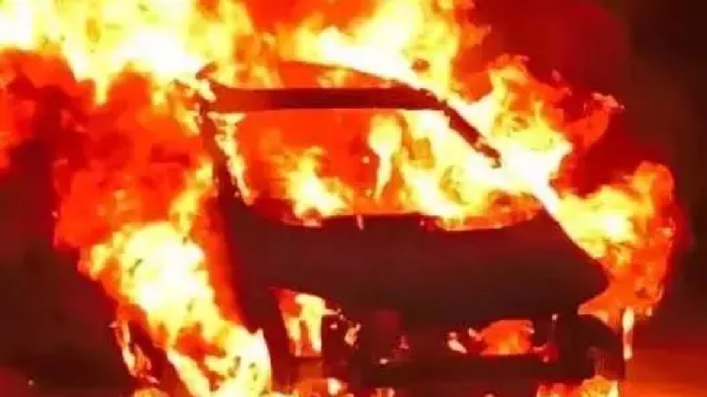 CG : कार को आग के हवाले कर दिया, चालक ने भागकर बचाई जान ...