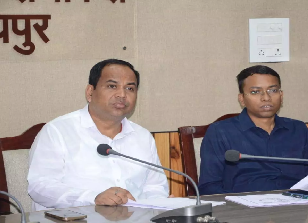 CG : बारिश से पहले सीसी रोड और नाली इत्यादि निर्माण कार्य पूर्ण करें, कलेक्टर ने दिए निर्देश ...