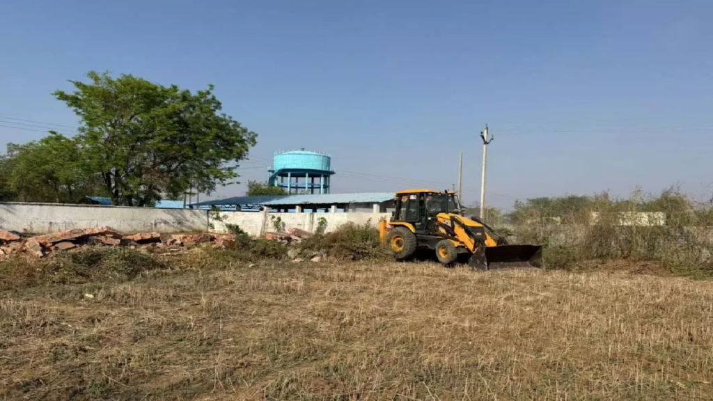 CG : सीएमओ की टीम ने हटाई शासकीय भूमि से अतिक्रमण ...