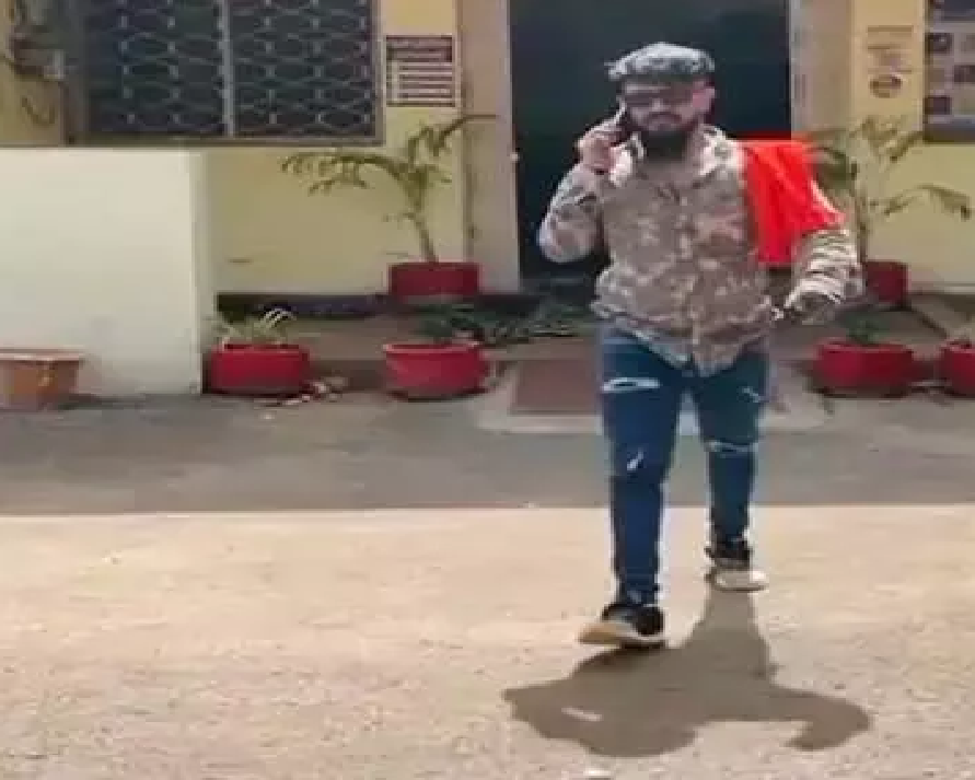 CG : आज जेल, कल बेल और परसो फिर वही खेल गाने पर थाने में बनाया रील्स, बदमाश वायरल …