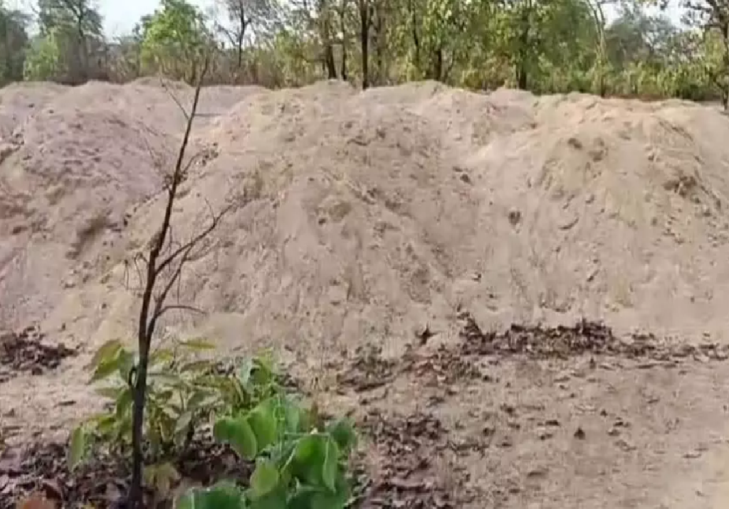 CG : 50 ट्रिप रेत जब्त, जिला प्रशासन ने अवैध भंडारण पर कार्रवाई की …