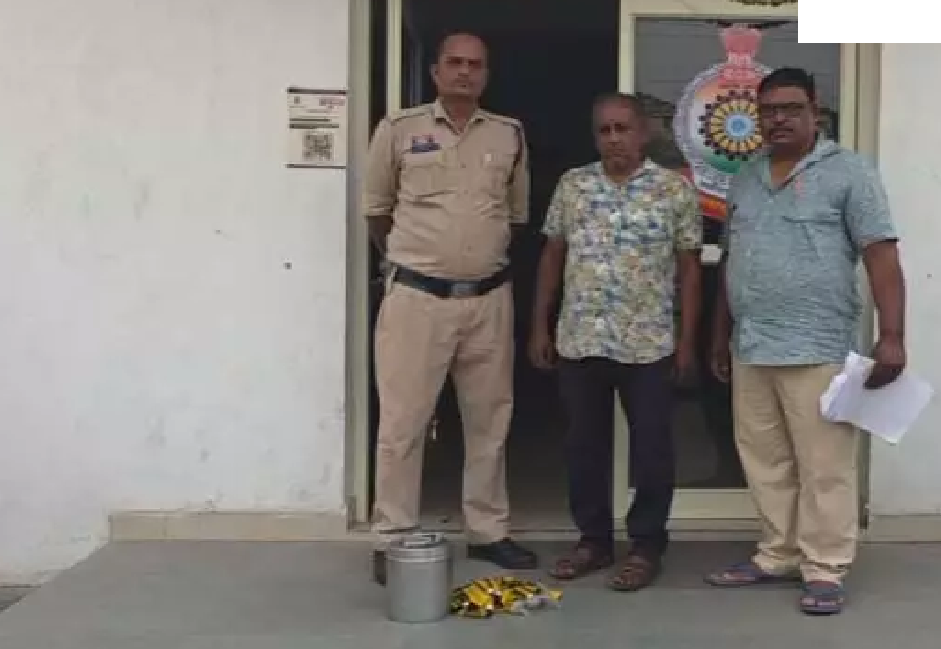 CG : बच्चों को सोल्यूशन ट्यूब बेचने वाला किराना दुकानदार गिरफ्तार, शराब कोचिए भी पकड़ाए …