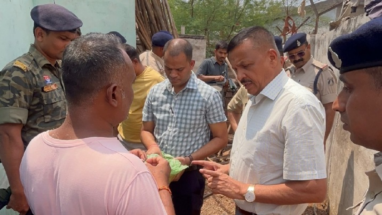 CG : नशा पर कबीरधाम पुलिस का बड़ा प्रहार: संदिग्ध इलाकों में दबिश, गांजा-शराब जप्त …