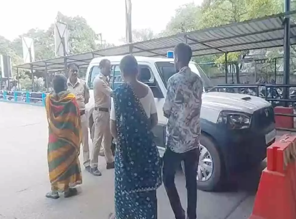 राजनांदगांव : पीएम आवास सूची विवाद, ग्राम सभा में महिला-बेटी ने आत्मदाह का प्रयास, समय रहते टला हादसा …